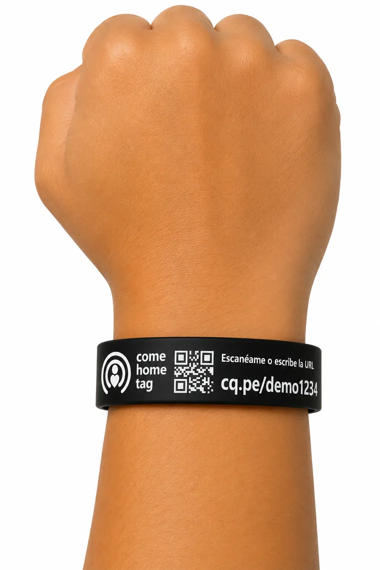 Pulsera negra con código QR de comehometag en la muñeca de una persona.